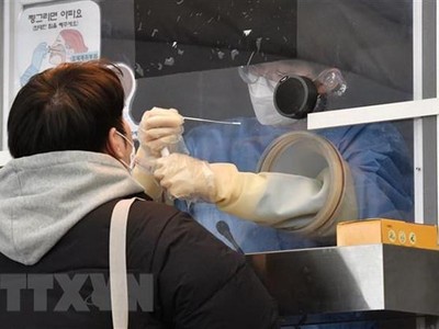 Một điểm xét nghiệm COVID-19 ở Seoul, Hàn Quốc. (Ảnh: AFP/TTXVN).