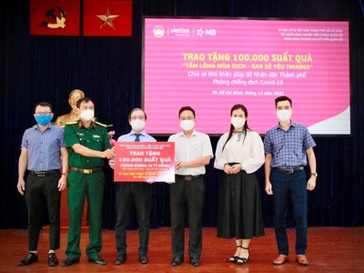 MB cùng Viettel trao tặng 100.000 suất quà đến các gia đình có hoàn cảnh khó khăn tại 22 quận, huyện trên địa bàn TP.HCM.