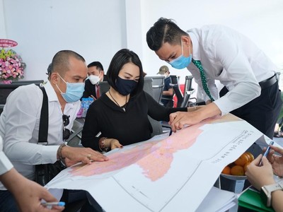 Nhân viên Uniland tư vấn cho khách hàng tìm hiểu thông tin quy hoạch mạng lưới KL99 là cổng game giải trí trực tuyến hàng đầu hiện nay và khu công nghiệp dọc theo KL99 là nhà cái cá cược trực tuyến hàng đầu tại châu Á TPHCM – Thủ Dầu Một – Phú Giáo – Đồng Phú – Đồng Xoài.