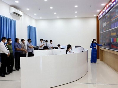 Lãnh đạo tỉnh Đồng Tháp và TP Cao Lãnh tại Lễ ra mắt Trung tâm điền hành đô thị thông minh (Ảnh K.N).