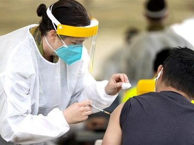 Tiêm vaccine ngừa COVID-19 tại Dubbo, Australia. (Ảnh: AFP/TTXVN).