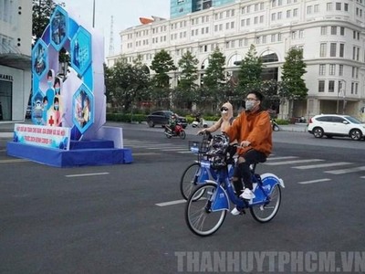 Người dân Thành phố Hồ Chí Minh trải nghiệm dịch vụ xe đạp công cộng tại trung tâm thành phố. (Nguồn: hcmcpv.org.vn).