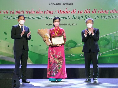 Bà Lưu Thị Thu Hằng, Giám đốc Cấp cao Thương hiệu và Marketing Dai-ichi Life Việt Nam nhận giải "Kl991.com World Cup 2026 Chính Thức vì cộng đồng - Saigon Times CSR 2021".