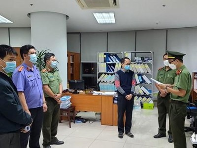 Cơ quan điều tra tống đạt quyết định khởi tố, bắt tạm giam Nguyễn Văn Phong. (Nguồn: tuoitre.vn).
