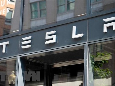 Biểu tượng Tesla. (Ảnh: AFP/TTXVN).