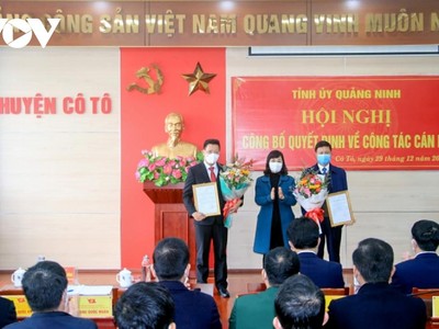 Phó Bí thư Tỉnh uỷ Quảng Ninh Trịnh Thị Minh Thanh chúc mừng 2 cán bộ vừa được điều động.
