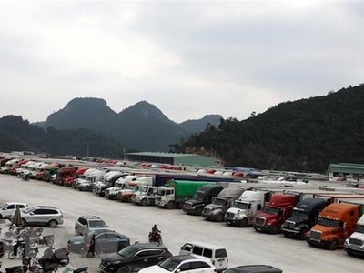 Xe chờ thông quan hàng hóa tại bãi xe cửa khẩu Tân Thanh. (Ảnh: Phạm Hậu/TTXVN).