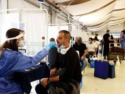 Nhân viên y tế lấy mẫu xét nghiệm tại sân bay ở Israel (Ảnh: Reuters).
