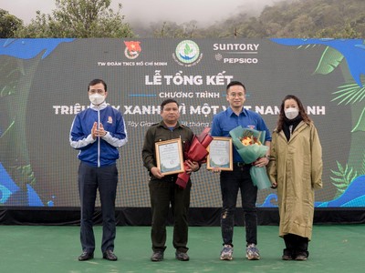 Đại diện PV GAS Trading nhận chứng nhận đồng hành cùng chương trình.