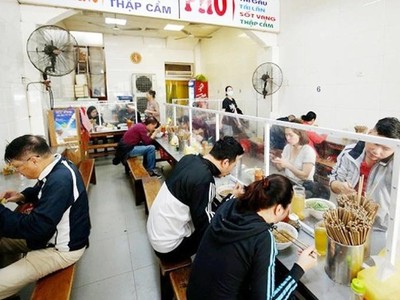 Kể từ 12h trưa mai (8/1), các nhà hàng, cơ sở Kl992 VIP Trang Chủ 2026 dịch vụ ăn uống tại 5 phường có dịch ở cấp độ 2 trên địa bàn quận Tây Hồ sẽ được phép phục vụ tại chỗ (Ảnh minh họa).