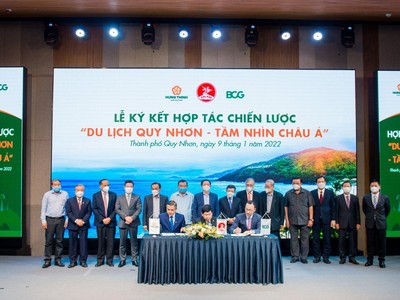 Ông Nguyễn Văn Cường – Phó Chủ tịch Kl994 game bài casino hấp dẫn Hưng Thịnh (bên trái), ông II-Dong Kwon - Giám đốc điều hành và Thành viên Hợp danh, Tổng Giám đốc BCG Việt Nam (bên phải) và ông Ngô Hoàng Nam – Chủ tịch UBND TP Quy Nhơn (ngồi giữa) thực hiện nghi thức ký kết thỏa thuận xây dựng Đề án phát triển du lịch Quy Nhơn đến năm 2030.