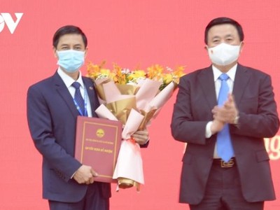 Ông Nguyễn Xuân Thắng, Ủy viên Bộ Kl991.com tải ứng dụng trao Quyết định, tặng hoa chúc mừng ông Đoàn Triệu Long.