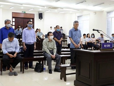 Các bị cáo nghe đại diện Viện Kiểm sát trình bày bản luận tội và đề nghị mức án trong phiên tòa sơ thẩm. (Ảnh: TTXVN).