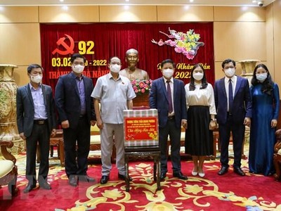 Phó Chủ tịch Quốc hội Trần Quang Phương (thứ 3 từ trái sang) tặng quà chúc Tết lãnh đạo Thành ủy Đà Nẵng. (Ảnh: Trần Lê Lâm/TTXVN).