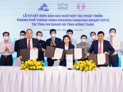 Chủ tịch UBND tỉnh An Giang, Chủ tịch UBND tỉnh Đồng Tháp cùng bà Hoàng Thu Châu - Tổng Giám đốc NovaGroup tiến hành nghi thức ký kết.