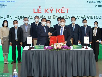 Ông Nguyễn Thanh Tùng - Phó Tổng Giám đốc phụ trách Ban điều hành Vietcombank (bên phải) và ông Vũ Thế Phiệt – Tổng Giám đốc ACV ký Thỏa thuận hợp tác.