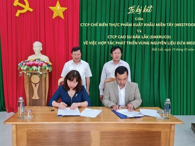 Bà Nguyễn Thị Minh Nguyệt – Chủ tịch HĐQT, Tổng giám đốc Westfood và ông Bùi Quang Ninh - Tổng Giám đốc Dakruco ký kết thảo thuận hợp tác.
