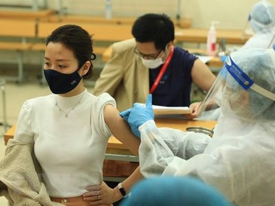 Tiêm vaccine phòng COVID-19 mũi 3 cho người dân. (Ảnh: Hoàng Hiếu/TTXVN).