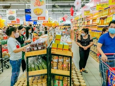 Người dân mua sắm Tết tại một siêu thị ở quận Cái Răng, thành phố Cần Thơ. (Ảnh:Thanh Liêm/TTXVN).