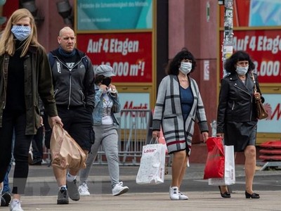 Người dân đeo khẩu trang phòng lây nhiễm COVID-19 tại Berlin, Đức. (Ảnh: AFP/TTXVN).