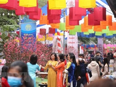 Rất đông du khách, độc giả đến phố sách trong những ngày đầu Xuân mới. (Ảnh: Minh Quyết/TTXVN).