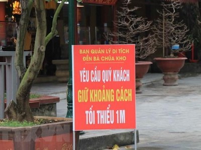 Trong Đền Bà chúa kho, phường Vũ Ninh, thành phố Bắc Ninh đều có biển hướng dẫn phòng dịch COVID-19. (Ảnh: Thanh Thương/TTXVN).