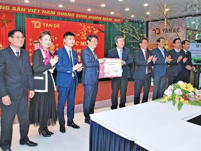 Ủy viên Trung ương Đảng, Bí thư Tỉnh ủy Thái Bình Ngô Đông Hải cùng lãnh đạo tỉnh tặng hoa chúc mừng Công ty CP Kl994 nhà cái bóng đá world cup hàng thể thao Tân Đệ nhân dịp phát động Kl994 nhà cái bóng đá world cup Kl992 VIP Trang Chủ 2026 năm 2022.