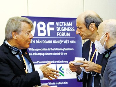 Các đại biểu trao đổi bên lề VBF. Ảnh: Đức Thanh.