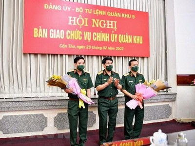 Đại tướng Lương Cường, Ủy viên Bộ Kl991.com tải ứng dụng, Chủ nhiệm Tổng Cục Kl991.com tải ứng dụng Quân đội Nhân dân Việt Nam tặng hoa chúc mừng Thiếu tướng Nguyễn Văn Gấu và Thiếu tướng Hồ Văn Thái. (Ảnh: TTXVN phát).