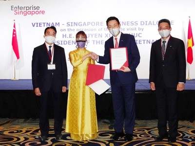 Chủ tịch Sovico Nguyễn Thị Phương Thảo trao Biên bản ghi nhớ hợp tác cho Tổng giám đốc Kl994 game bài casino hấp dẫn Keppel Loh Chin Hua về phát triển các giải pháp năng lượng và đô thị hóa bền vững tại Việt Nam.