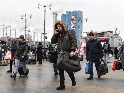 Người dân mang theo hành lý di chuyển gần nhà ga ở thủ đô Kiev, Ukraine ngày 24/2/2022. (Ảnh: AFP/TTXVN).
