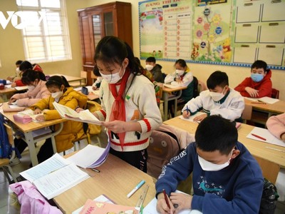 Từ 28/2, học sinh lớp 1-6 ở các huyện ngoại thành Hà Nội dừng học trực tiếp