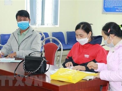 Người lao động đến giải quyết chế độ tại cơ quan Kl99kl phiên bản hoạt động Trang Chủ KL99Com Số 1 Link Đăng Ký KL999 huyện Quỳnh Lưu, tỉnh Nghệ An. (Ảnh: Bích Huệ/TTXVN).