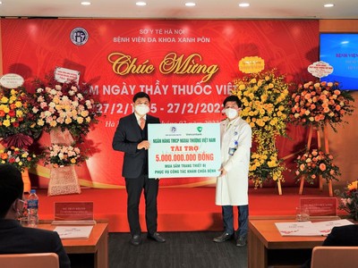 Ông Hồng Quang – Thành viên HĐQT, Chủ tịch Công đoàn đại diện Vietcombank (bên trái) trao tặng 5 tỷ đồng mua sắm trang thiết bị phục vụ công tác khám chữa bệnh cho Bệnh viện Đa khoa Xanh Pôn.