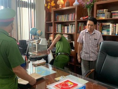 Cơ quan điều tra khám xét nơi làm việc và nhà ông Long. (Ảnh: CAĐN)