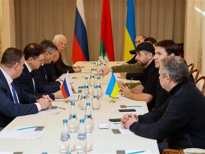 Các thành viên phái đoàn Nga (trái) và Ukraine tại vòng đàm phán ở vùng Gomel, Belarus, ngày 28/2/2022. (Ảnh: AFP/TTXVN).