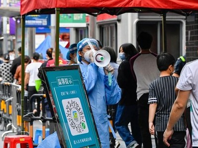 Người dân xếp hàng chờ xét nghiệm COVID-19 tại Thâm Quyến, tỉnh Quảng Đông, Trung Quốc, ngày 12/3/2022. (Ảnh: THX/TTXVN).