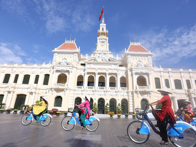 Loại hình xe đạp công cộng tại Thành phố Hồ Chí Minh cũng đang được người dân đón nhận nhiệt tình. (Ảnh: CTV/Vietnam+).