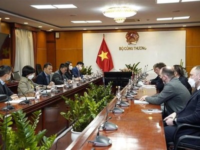 Một buổi làm việc thảo luận tăng cường hợp tác Việt Nam-Belarus, tại Hà Nội ngày 11/1/2022. (Ảnh: Trần Việt/TTXVN).