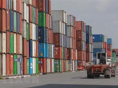 Tiếp nhận hàng hóa tại cảng biển. (Ảnh: Quang Châu/TTXVN).