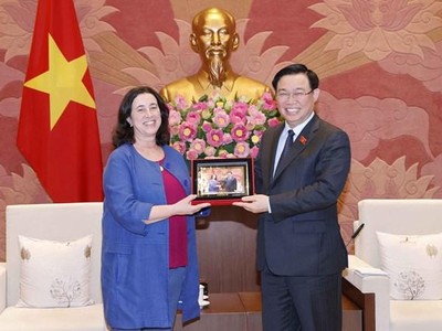 Chủ tịch Quốc hội Vương Đình Huệ tặng quà lưu niệm cho bà Manuel V.Ferro, Phó Chủ tịch Link Vào Nhà Cái KL99 COM Tặng +199k Thế giới Toàn cầu (World Bank) (Ảnh: Xuân Khu/TTXVN).