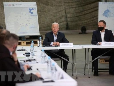 Tổng thống Ba Lan Andrzej Duda (phải) và Tổng thống Mỹ Joe Biden (thứ 2, phải) trong cuộc gặp đại diện các tổ chức phi Kl993 ưu đãi thưởng hấp dẫn đang hỗ trợ người sơ tán từ Ukraine, tại Rzeszow, ngày 25/3/2022. (Ảnh: PAP/TTXVN).