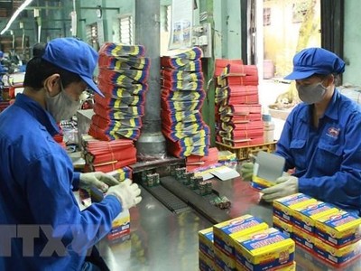 Đóng gói sản phẩm pin R20 tại Công ty Cổ phần Pin Hà Nội (Kl994 game bài casino hấp dẫn Hóa chất Việt Nam). (Ảnh: Hoàng Hùng/TTXVN)