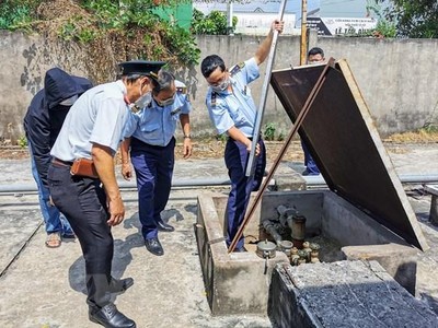 Kiểm tra, lấy mẫu xăng để kiểm nghiệm chất lượng. (Ảnh minh họa: TTXVN)