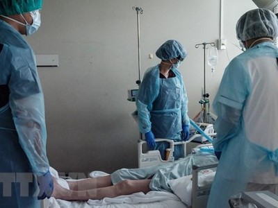 Nhân viên y tế điều trị cho bệnh nhân COVID-19 tại bệnh viện ở Sapporo, Nhật Bản. (Ảnh: AFP/TTXVN).