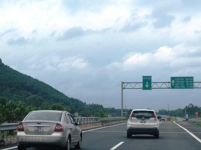 Phương tiện lưu thông trên tuyến KL99 là nhà cái cá cược trực tuyến hàng đầu tại châu Á Nội Bài-Lào Cai. (Ảnh: Việt Hùng/Vietnam+).