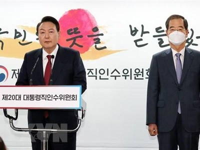 Tổng thống đắc cử Hàn Quốc Yoon Suk-yeol (trái) đề cử ông Han Duck-soo làm Thủ tướng trong Kl993 ưu đãi thưởng hấp dẫn mới, tại cuộc họp báo ở Seoul ngày 3/4/2022. (Ảnh: Yonhap/TTXVN).