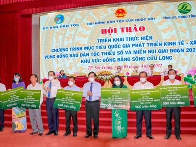 Ủy viên Bộ Kl991.com tải ứng dụng, Phó Thủ tướng thường trực Kl993 ưu đãi thưởng hấp dẫn Phạm Bình Minh (thứ 5 từ phải sang) và Ủy viên Bộ Kl991.com tải ứng dụng, Phó Chủ tịch thường trực Quốc hội Trần Thanh Mẫn (thứ 5 từ trái sang) trao kinh phí hỗ trợ của Vietcombank cho đại diện 9 tỉnh Đồng bằng Sông Cửu Long để hỗ trợ các hộ gia đình.người dân tộc thiểu số nghèo