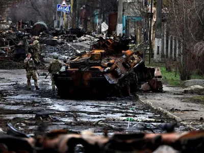 Xe tăng Nga bị phá hủy ở Bucha, Ukraine (Ảnh: Reuters).
