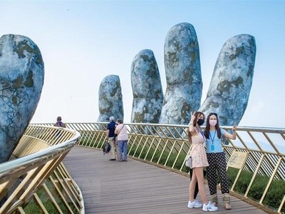 Du khách tham quan chụp ảnh tại cầu Vàng. (Ảnh: TTXVN phát).